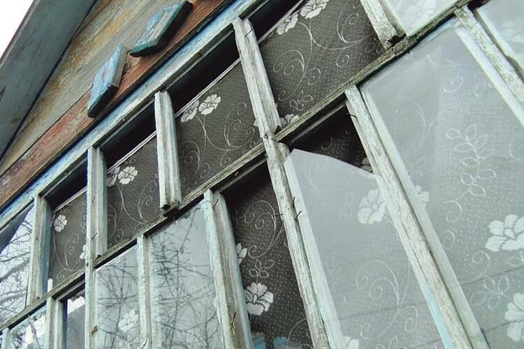 Побиті шибки на вікнах ґанку – ще одна сумна ілюстрація до історії Андрія.