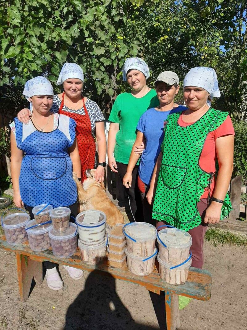 «Облапські волонтерочки»: (справа наліво) Світлана Скулинець, Віра Зубрикова, Марія Мазеїн, Анастасія Бушковська, Любов Зубрикова.