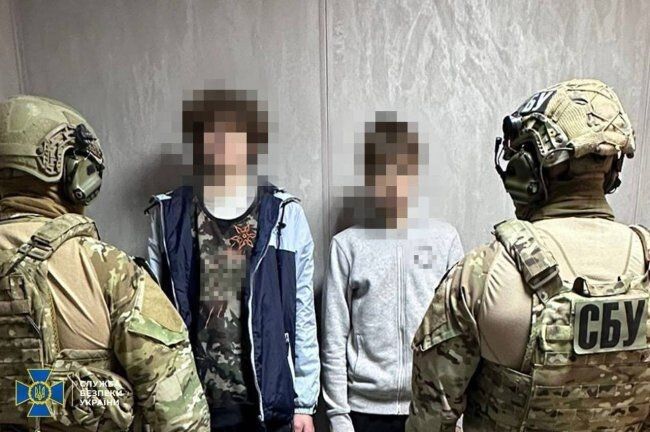 Обох підозрюваних судитимуть за кількома статтями Кримінального кодексу.