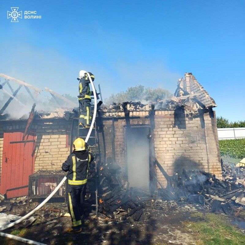 Момент гасіння пожежі 25 вересня у Лаврові Луцького району. Фото: ДСНС Волині.