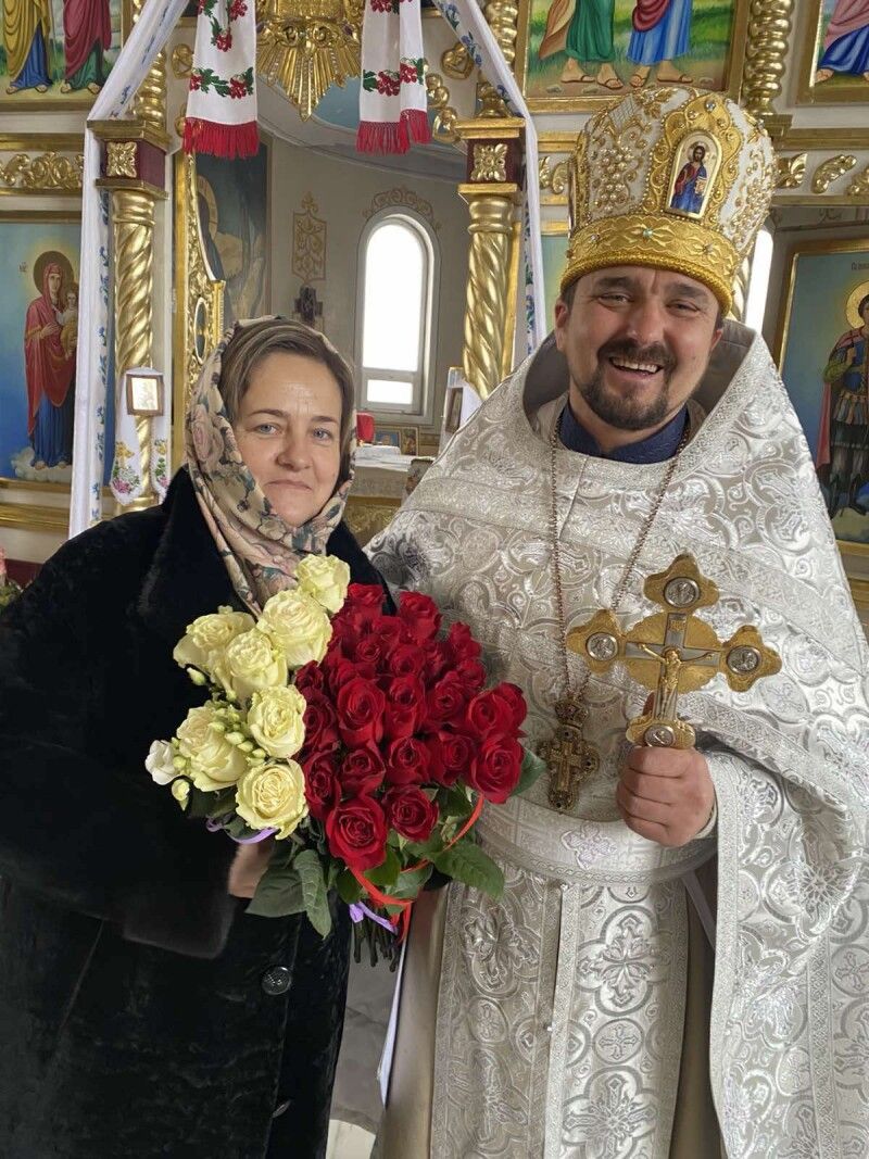 Троянди від отця Юрія для коханої дружини в день її народження.