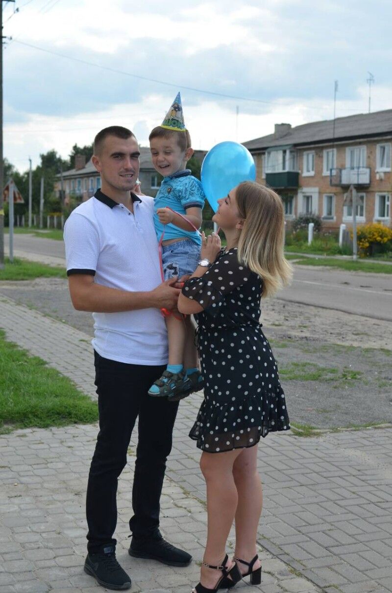 Фото – як спогад про щасливе життя до повномасштабної війни, коли вони були утрьох, – тато, мама і їхній синочок.