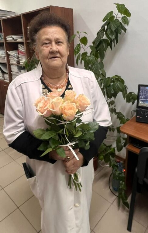 На робочому місці квіти  та вітання від колег  приймала Лариса Король.