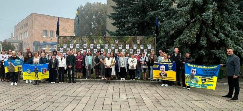 Схиляємо голови перед тими, хто загинув, і обіймаємо серцем тих, хто продовжує чекати.