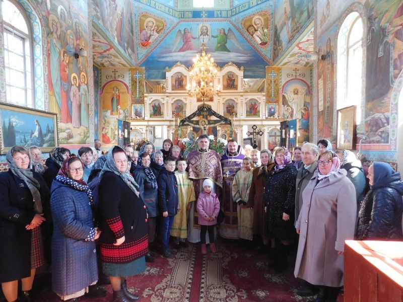 Священики з парафіянами і хористами. Фото Лесі ВЛАШИНЕЦЬ.