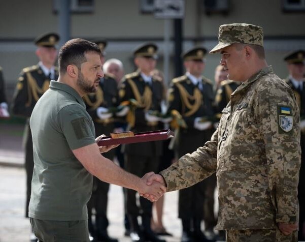 Президент Володимир Зеленський вручає зірку Героя Сергію Вербицькому. 