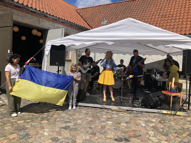 У Королівстві Щастя виступає український гурт «Руна». 