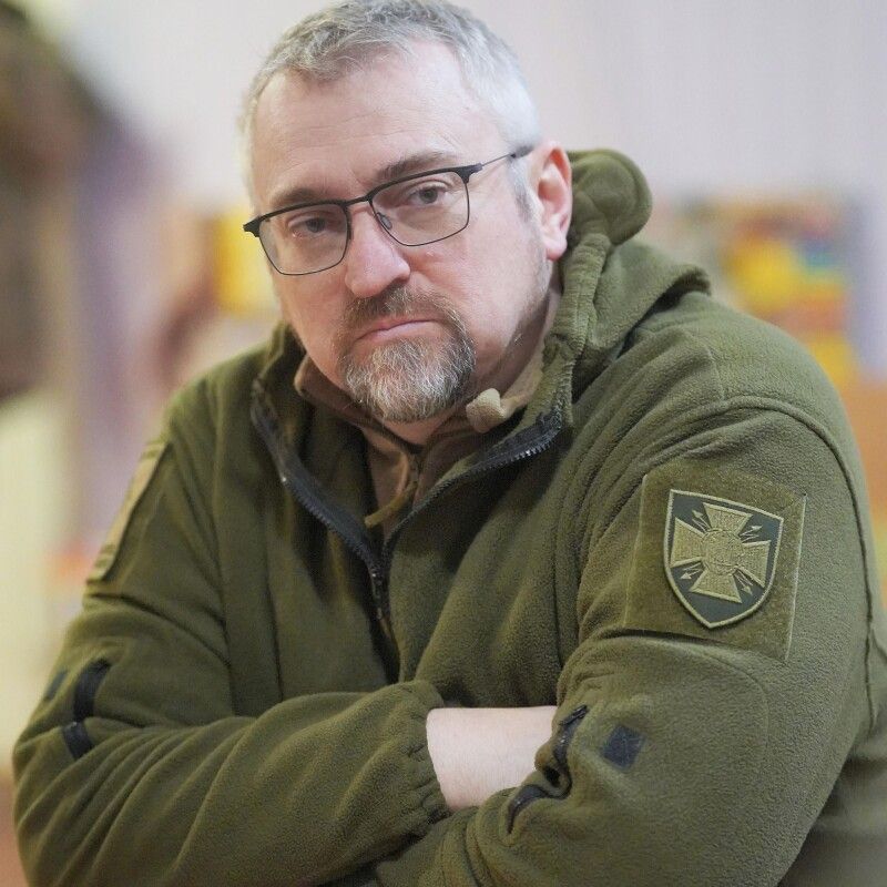 Нардеп Олександр Федієнко заявив, що не бачив директив та інструкцій про те, що співробітники ТЦК мають відбирати телефони і не давати комунікувати.