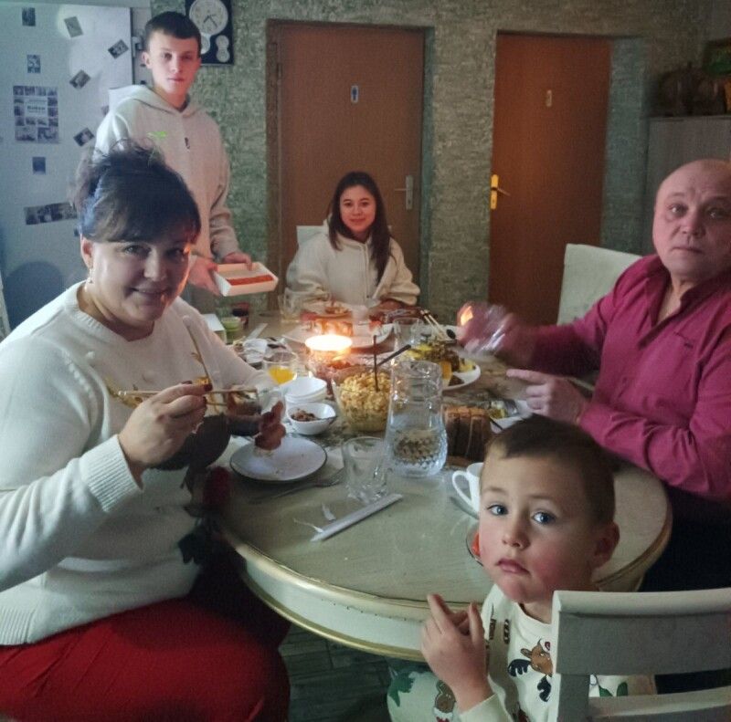 За святковим столом  тепер їх не четверо, а п’ятеро (Дениско – на першому плані).