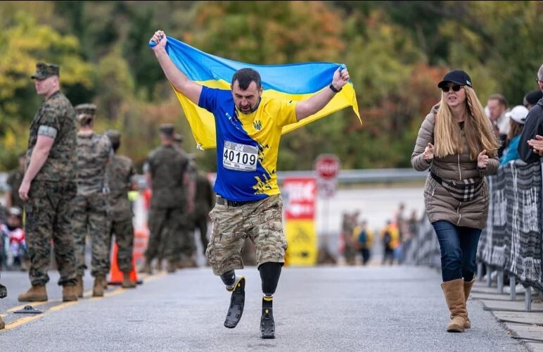 Бостонський марафон Артем Мороз долав на протезах і з українським прапором.