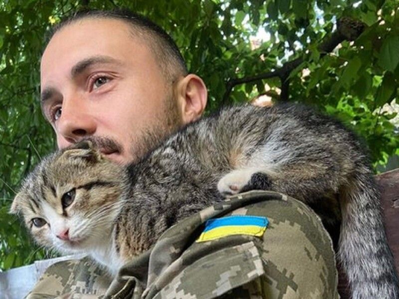 Співак захищає Україну зі зброєю в руках.