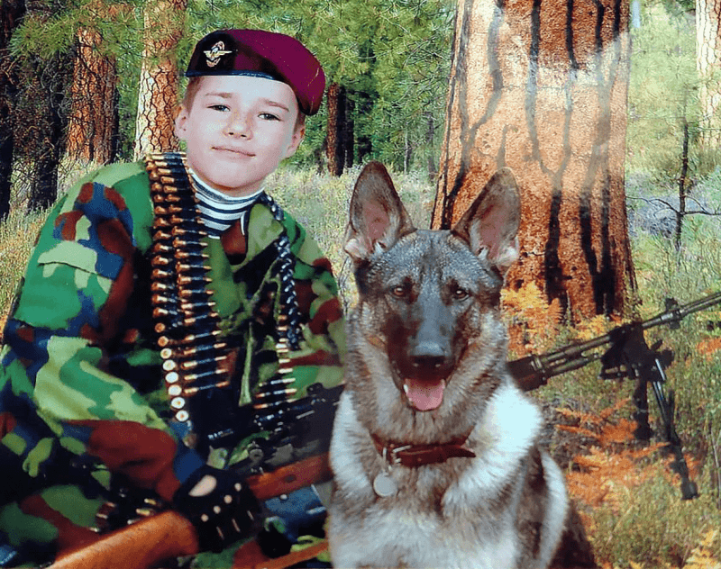 Ще зовсім хлопчиком Роман сфотографувався в камуфляжному одязі, бордовому береті десантників... 