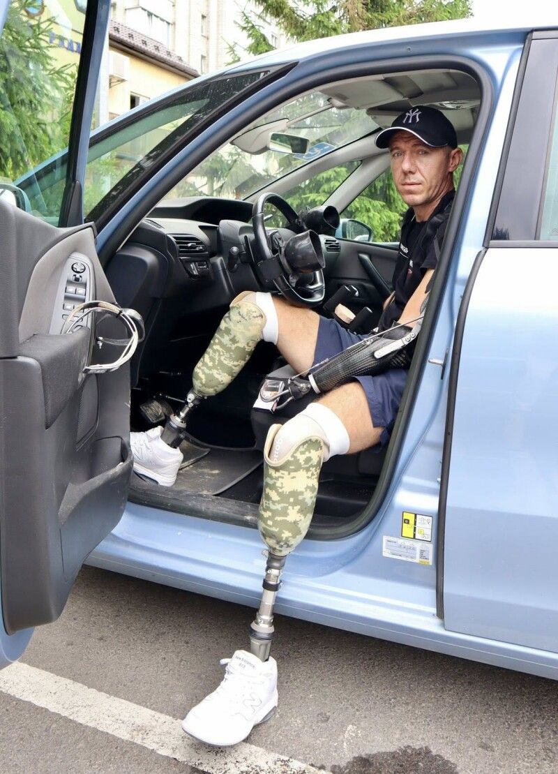 «Протезист допоміг мені переобладнати автівку з коробкою автомат під нові потреби», – пояснив Микола.