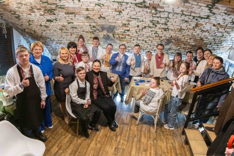 Посолка відвідала кав’ярню «Старе місто», створену двома мамами сонячних дітей – Оленою Мельник та Ларисою Новосад – із тим, щоб тут могли працювати такі ж діти, як їхні сини.