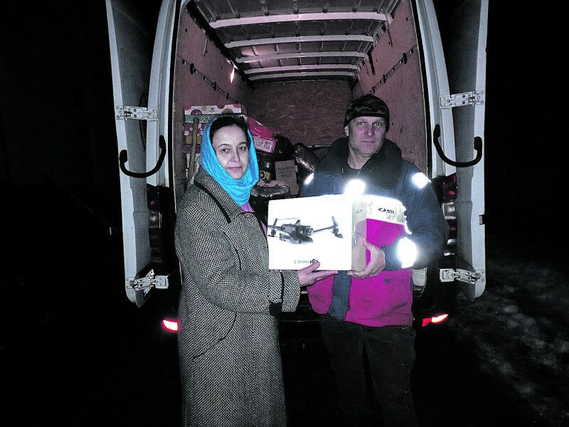 Головний кординатор-волонтер від Заболоттівської громади Оксана Шевчук і водій Сергій Воробей, який доправляє вантаж за призначенням.