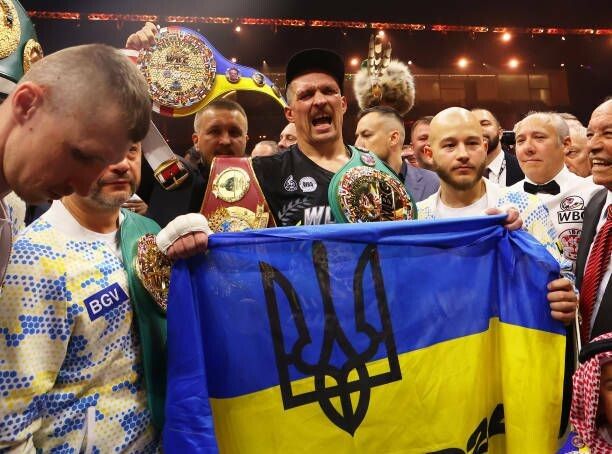 Ось він – абсолютний чемпіон світу у суперваговій категорії із прапором України! Фото – Richard Pelham / 2024 Getty Images.