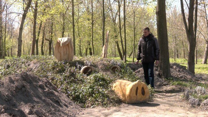 Олексій Литвин біля скульптури «Свинтуса». Суспільне Луцьк