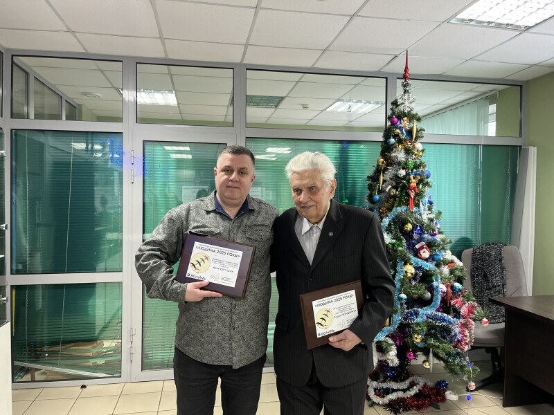 Головний редактор «Волині» Олександр Згоанець нагородив Андрія Бондарчука дипломом «Людина 2025 року». Інший приз поїде в далеку Італію до Юлії Євтушик. Фото: Катерини ЗАГАЙКО.