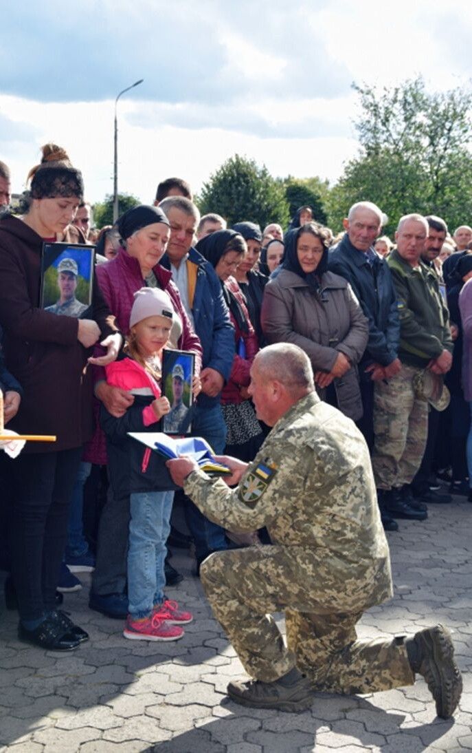 16 вересня 2022 року, коли на площі Любешова стояло аж п’ять домовин, – представник військкомату вручив, зокрема, родині Сергія Бурдака прапор України та посмертну відзнаку.