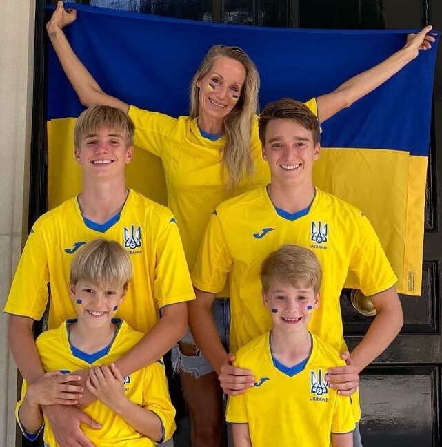 Коли збірна України, яку тренував Андрій Шевченко, перемогла на Євро-2020 Північну Македонію 2:1, Крістен із синами вболівала за наших у футболках. «Let’s go Ukraine!» («Вперед, Україно!») – такий пост у соцмережі зробила тоді модель.