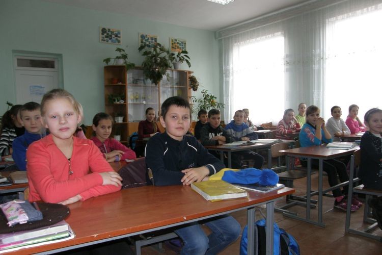 Учнів у школі набагато більше норми.
