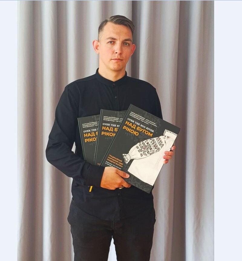 У руках Юрія Велінця книга «Над Бугом рікою. Традиційний народний одяг Західної Волині». Фото з архіву Юрія ВЕЛІНЦЯ.