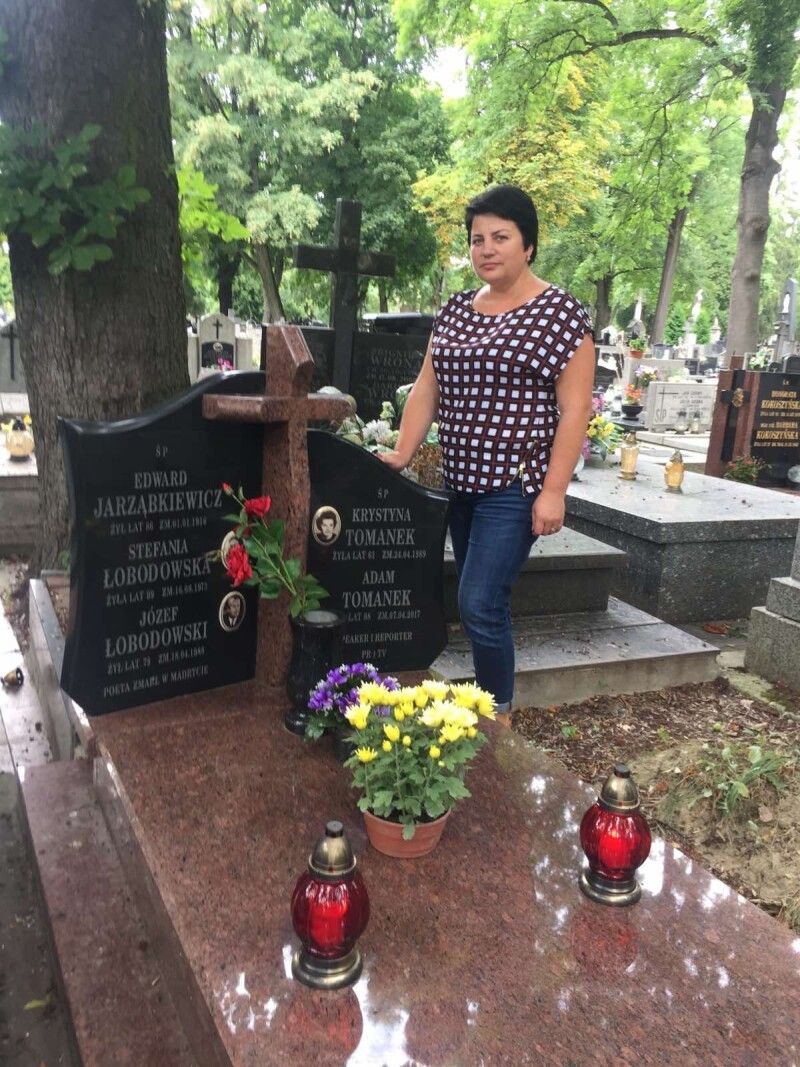 Автор біля могили Юзефа Лободовського. Фото з архіву Софії КАЛЮЖНОЇ.