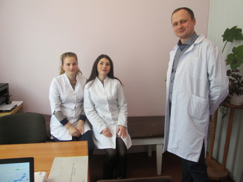 Лікар Камінський з медичними працівниками центру ПМСД.