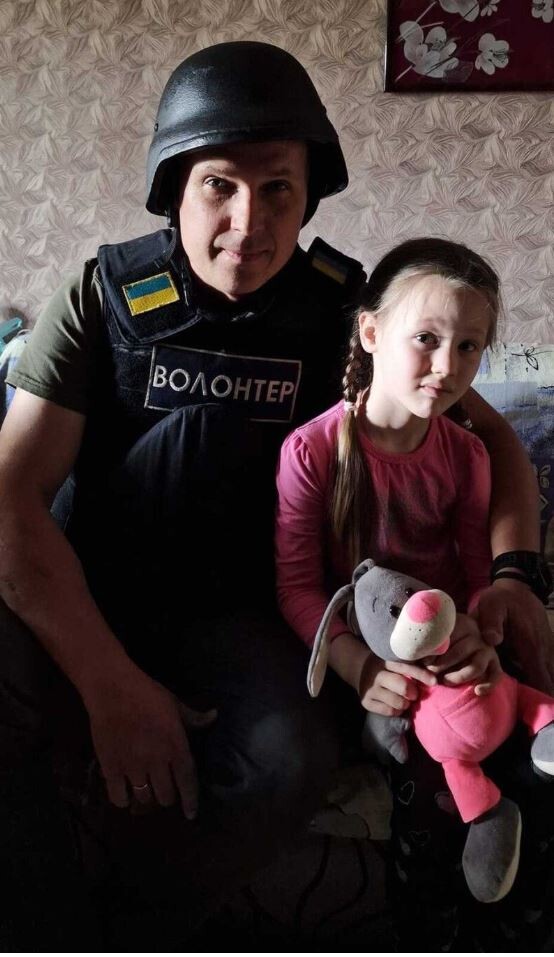 Шестирічна Еля, яка померла від серцевого нападу, зізналася волонтеру Владу Маховському, що їй дуже страшно у підвалі.