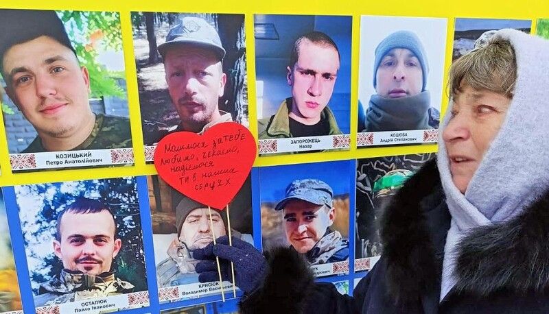 На символічних серцях своїм найдорожчим освідчилися в чеканні та любові матері, дружини, діти…