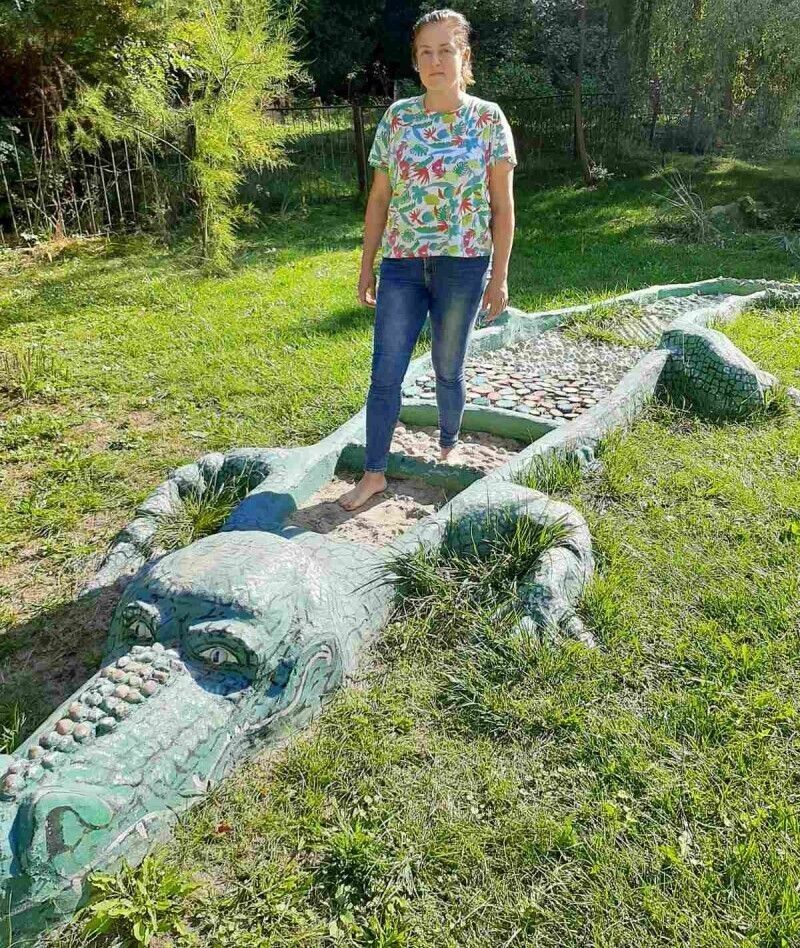 Завдяки пані Олені біля сільської амбулаторії тепер є і ось така масажна доріжка для дітей у формі крокодила. Фото Катерини ЗУБЧУК.