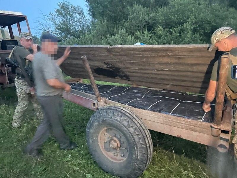 Це, звісно, не літак, але краще, ніж квадрокоптер. Правда, хлопці-контрабандисти?
