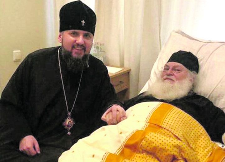 Російські засоби масової інформації написали, що ігумен Єфрем, якого митрополит Епіфаній тримає за руку, зліг з інфарктом.