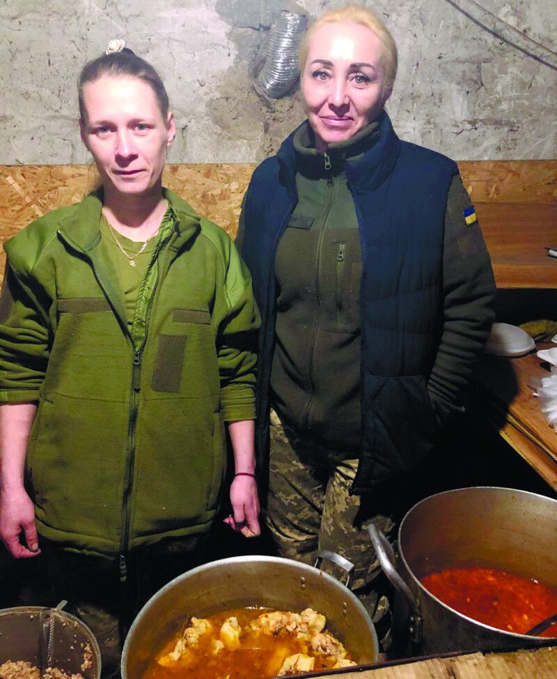 Марина з Кривого Рогу й Юля з Донецька для військовослужбовців готують смачно, як удома.