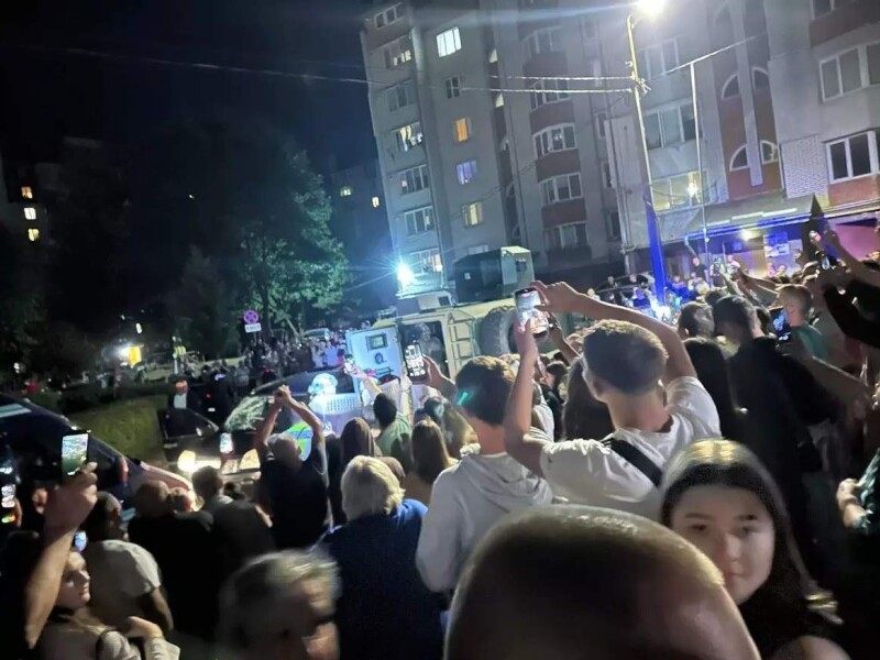 На оприлюднених очевидцями фото видно кілька десятків людей, які зібралися біля службового авто працівників ТЦК під час конфлікту в Тернополі. Фото: «20 хвилин».