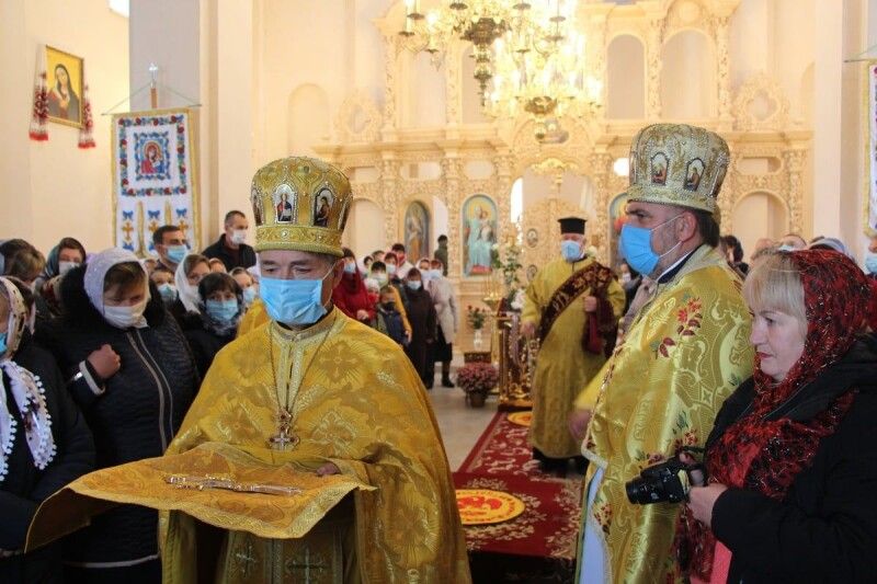 Архієрей очолив Божественну літургію та освятив новозбудований храм Покрови Пресвятої Богородиці.