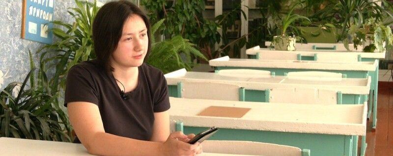 А ще Віолетте чудово малює та успішно закінчила Радивилівську школу мистецтв. Фото suspilne.media.