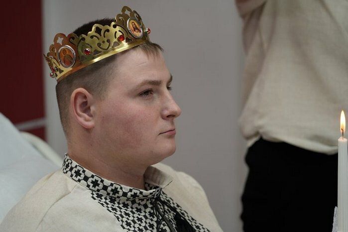 На Вадиму – корона нареченого. 