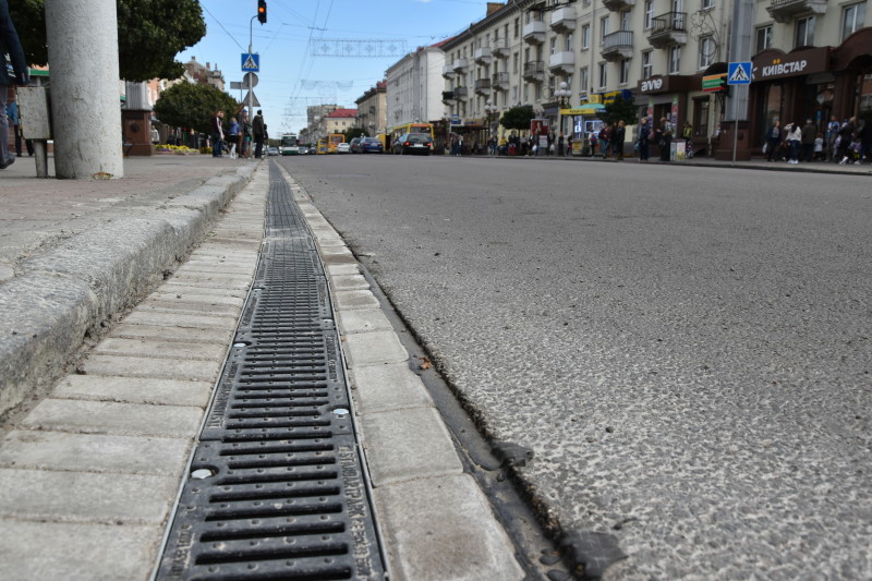 Завершуються роботи з відведення дощових та талих вод з проїзної частини проспекту Волі. 