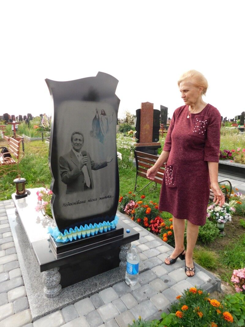 Лариса Гнатюк біля могили брата Миколи Гриба.