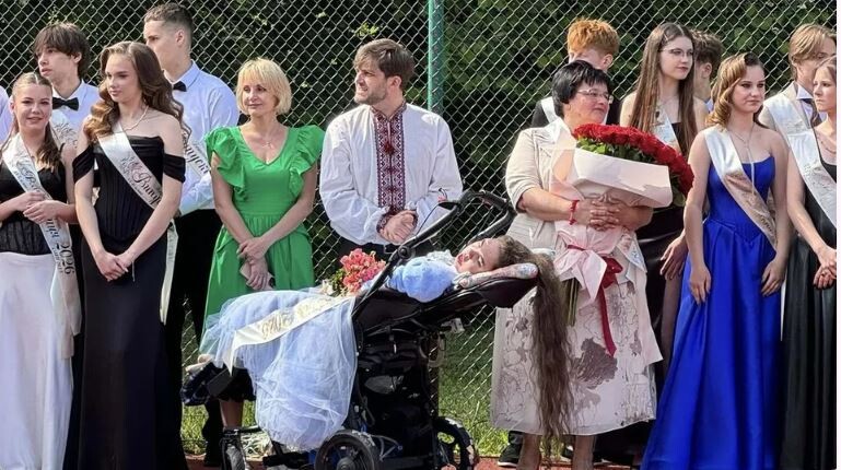 Але Софійка таки затанцювала на святі останнього дзвоника! Великий респект її однокласнику Сашку Наливку.