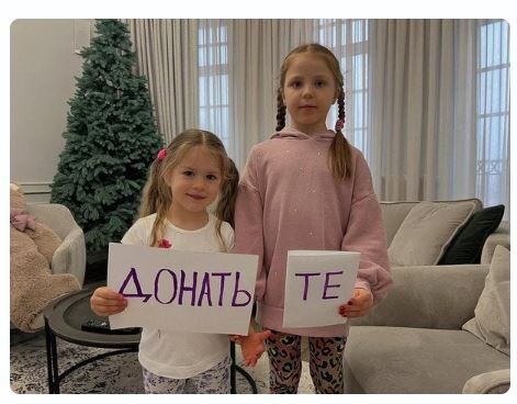 Стефанія і Соломія допомагають татові волонтерити.