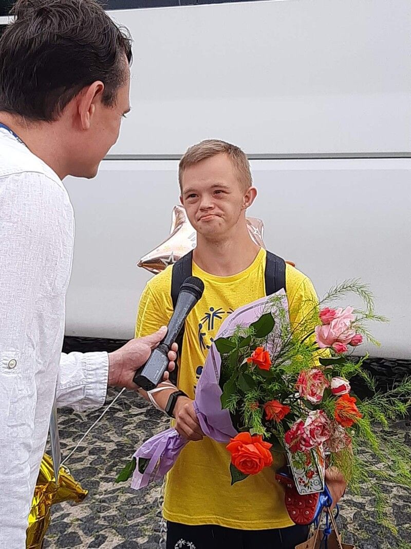 Медаліст роздає інтерв’ю на рідній землі. Фото Катерини ЗУБЧУК.