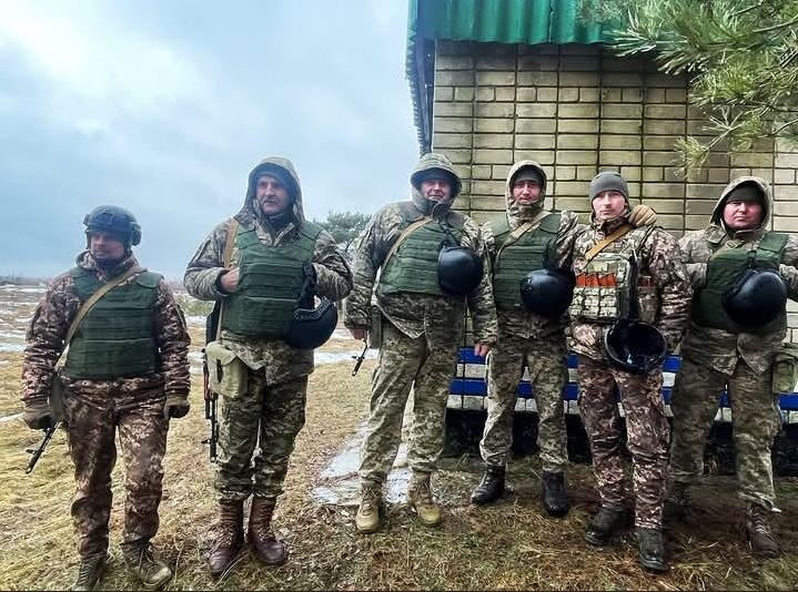 На груповому фото Іван Сахарчук крайній праворуч.