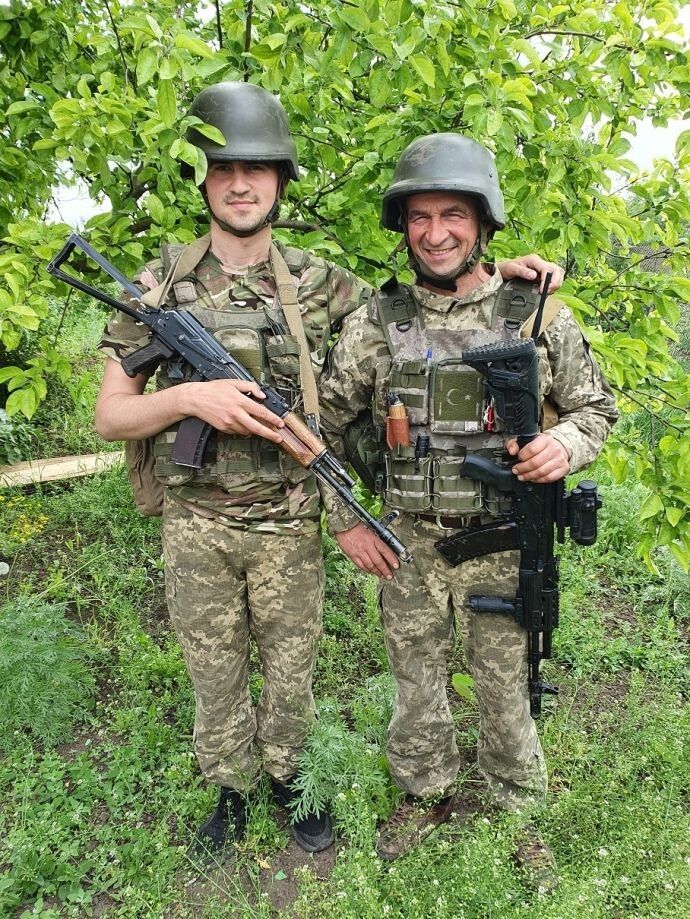 Василь Гладенький (праворуч) зі старшим сином Андрієм воюють в одному підрозділі 128-ї гірсько-штурмової бригади.
