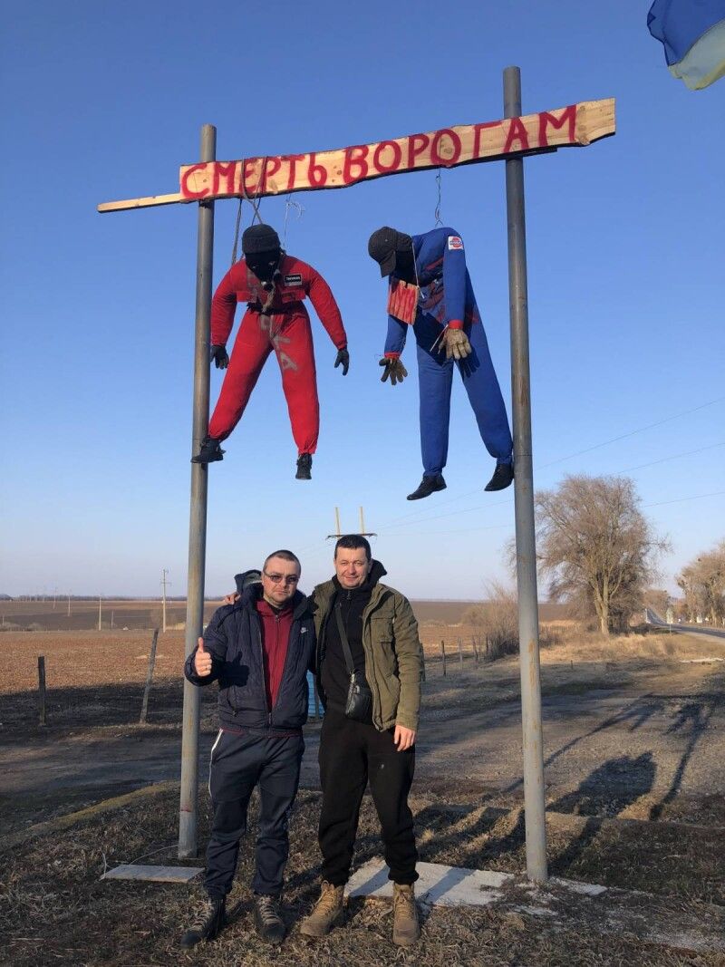 Волонтери Андрій Лебезун (ліворуч) і Віталій Нагорняк підтримують вінничан: окупантів, які зазіхнуть на їхню землю, чекатиме не одна петля.