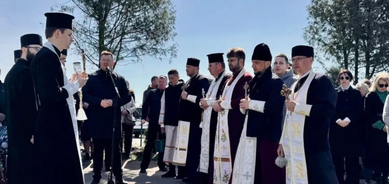У своєму емоційному виступі міський голова Нововолинська наголосив на подвигу Захисників та важливості  збереження пам’яті про кожного з них. Фото: novovolynsk.city.