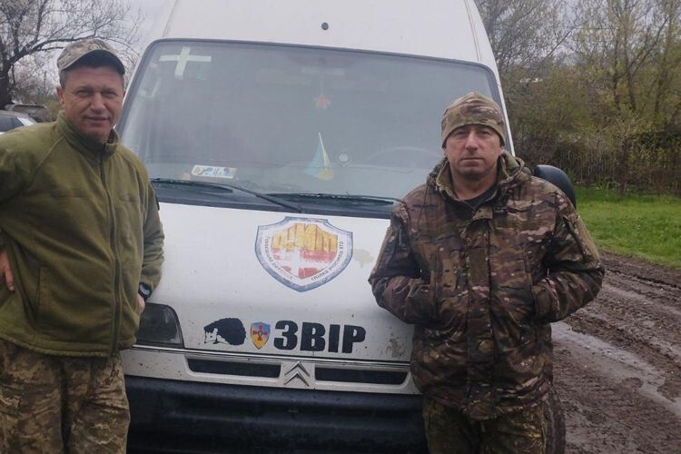 Автомобіль захисника Олега Звірка (ліворуч) теж назвали Звіром.