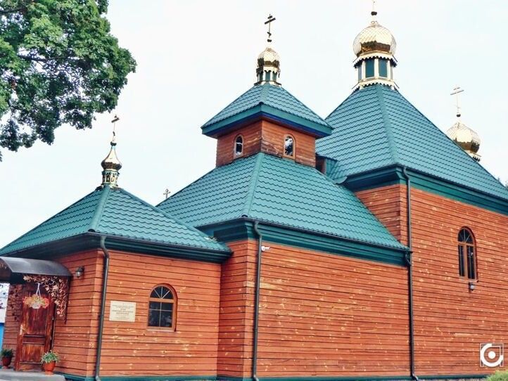 Церква Покрови Пресвятої Богородиці у селі Залізниця, якій – близько 280 років.
