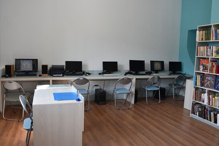 Ігрова кімната та комп’ютерний клас чекають юних відвідувачів.
